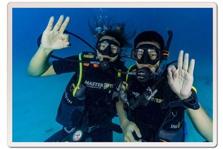 Diving-buddies-with-ok-signal