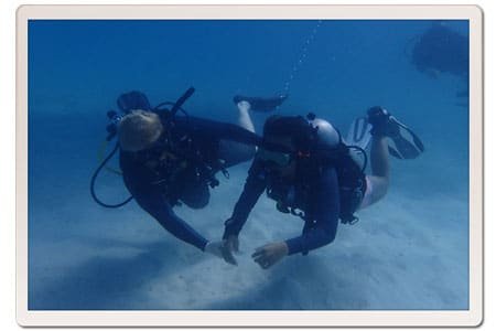 diver-helping-his-buddy