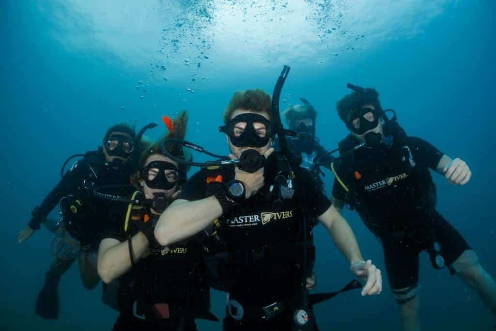 Happy-divers-under-water