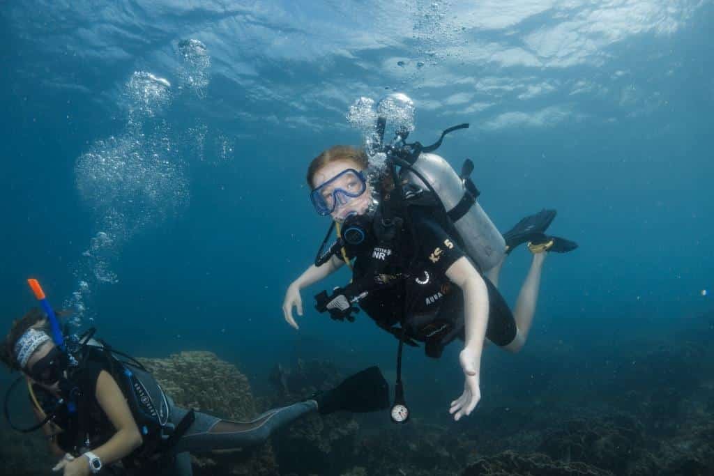 Junior-diver-with-Instructor-under-water