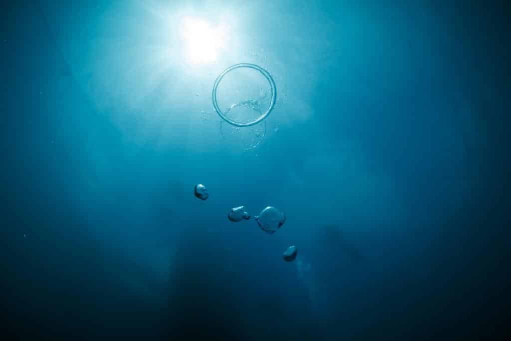 bubble-rings-under-water