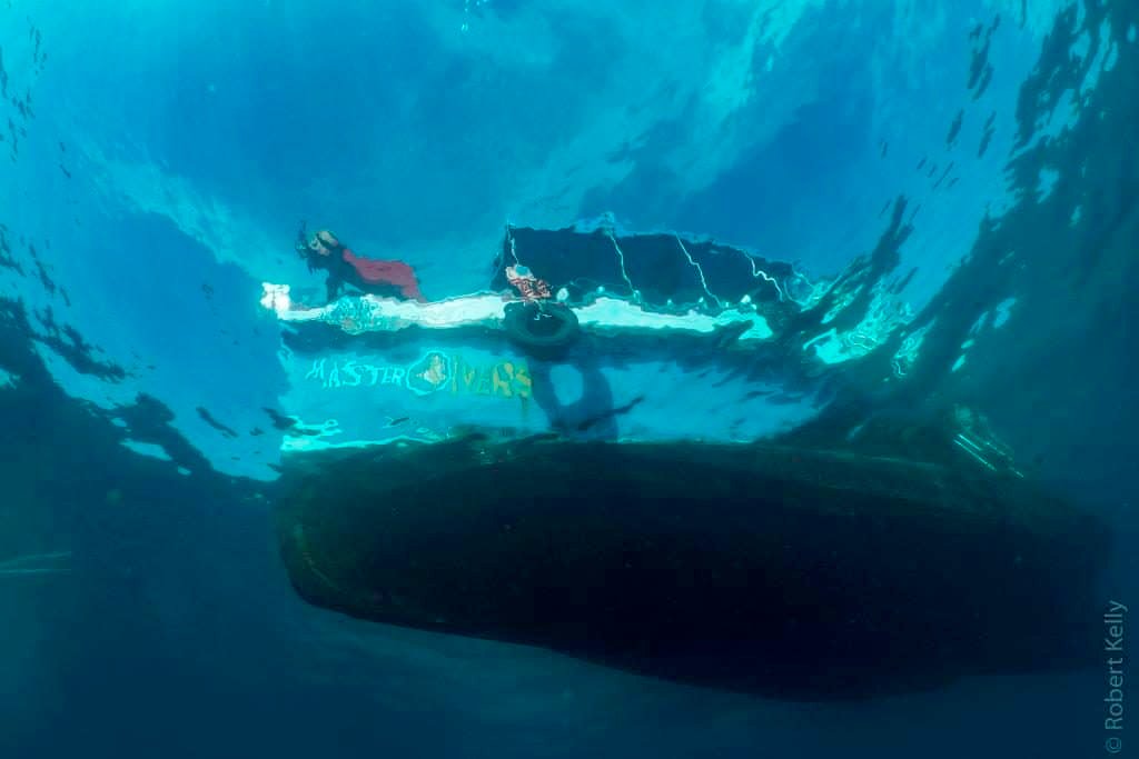 dive-boat-from-below-the-surface