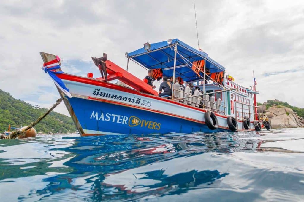 dive-boat-in-koh-tao