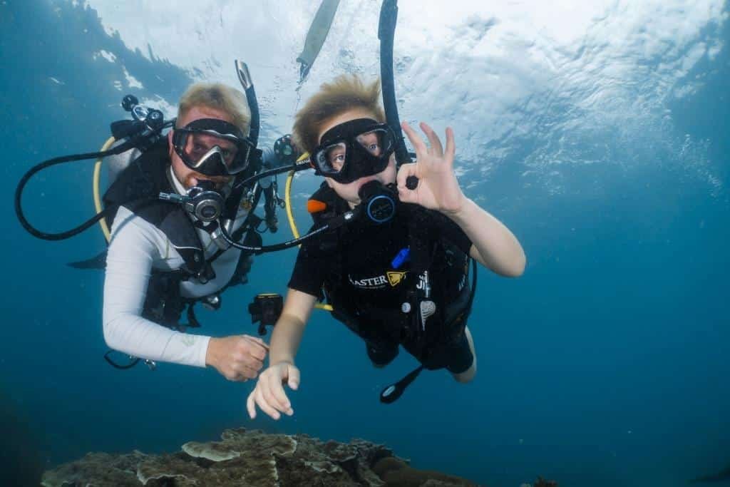 dive-instructor-with-junior-student