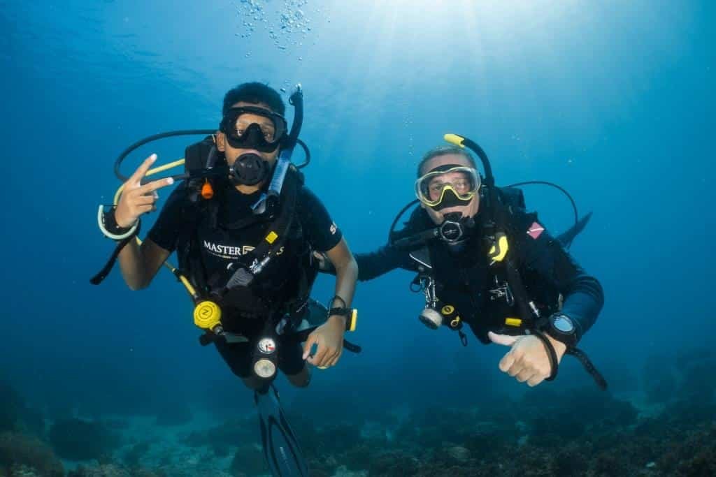 dive-instructor-with-student