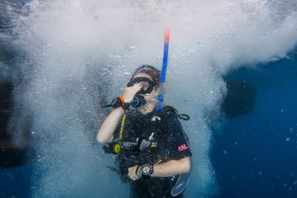 diver-entry-off-the-boat