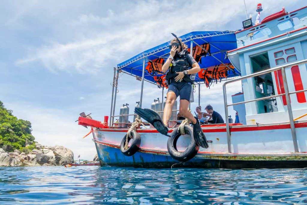 diver-jumping-off-a-boat-thailand