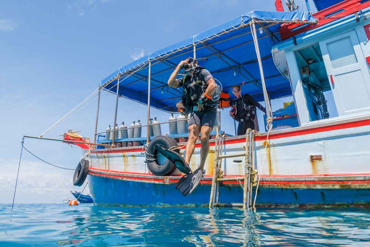 diver-jumping-off-the-boat