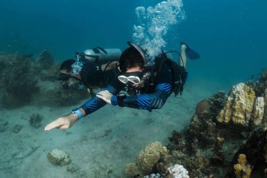 diver-navigating-under-water