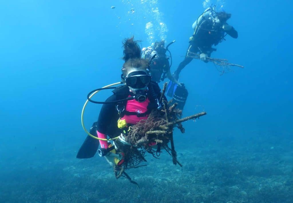 diver-on-a-cleanup-dive