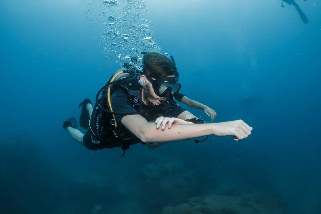 diver-practising-navigation-skills