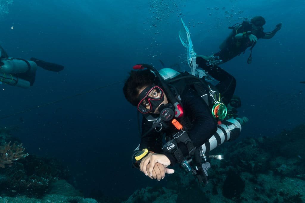 diver-with-backup-equipment