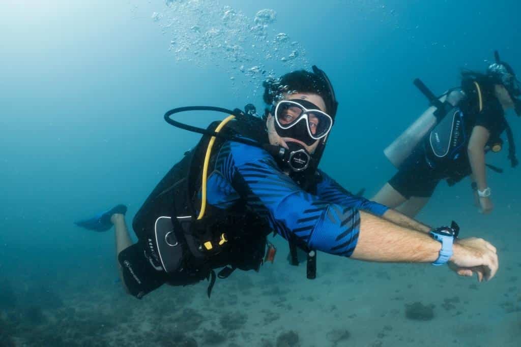 diver-with-blue-shirt