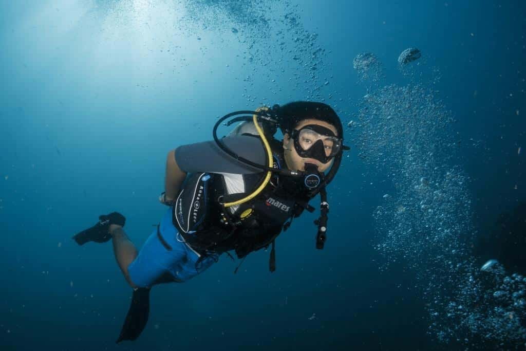 diver-with-bubbles