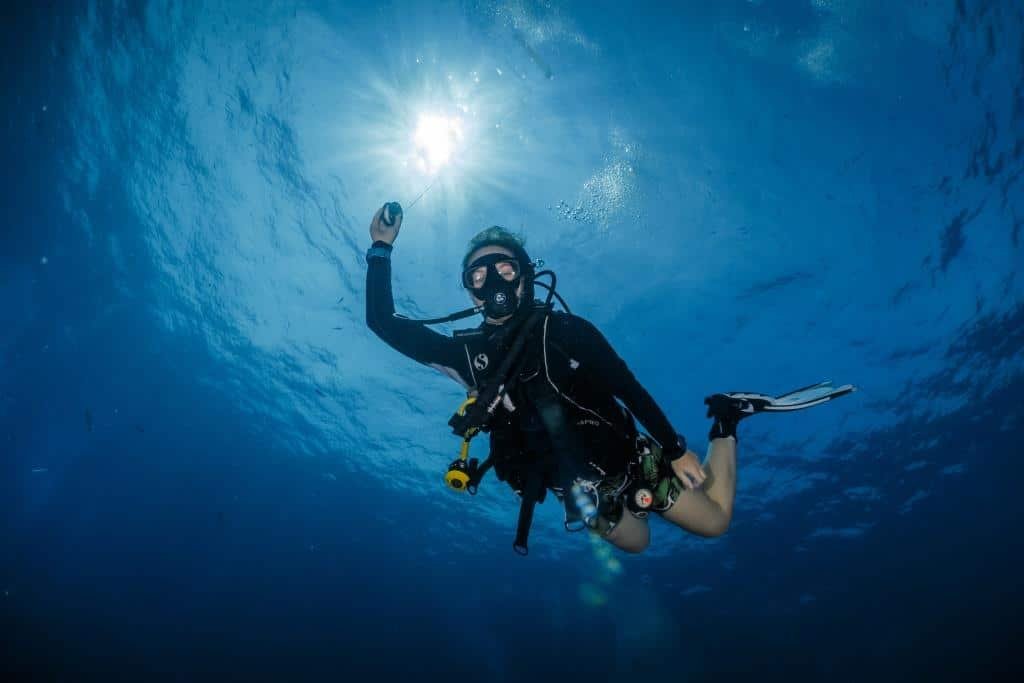 diver-with-surface-marker