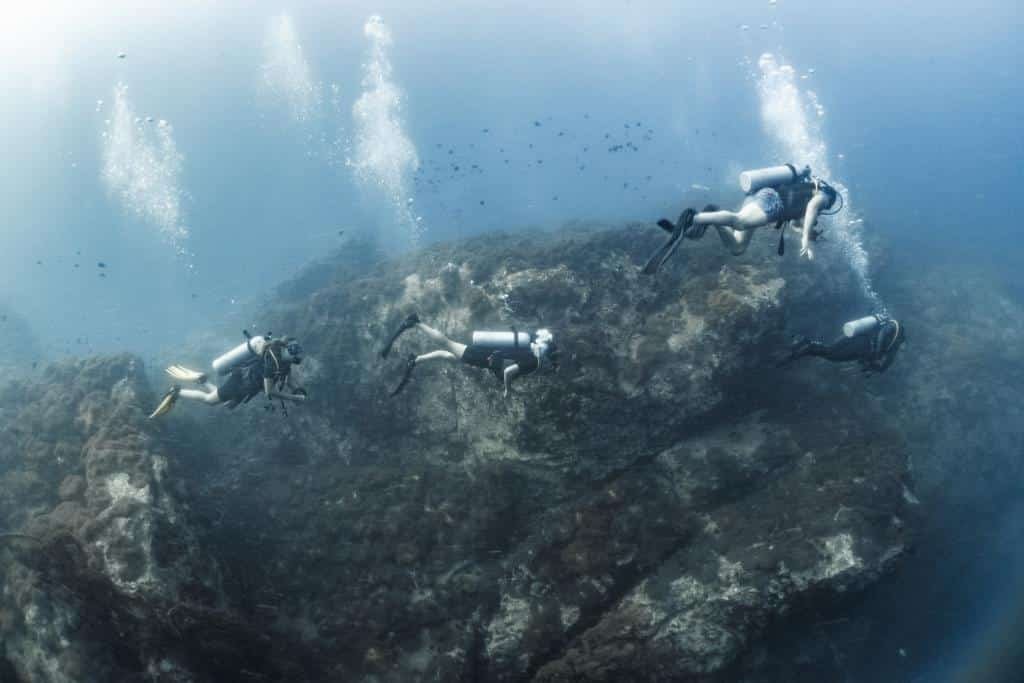 divers-chumphon-pinnacle