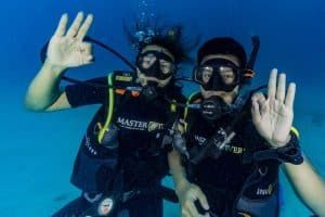 divers doing ok signal