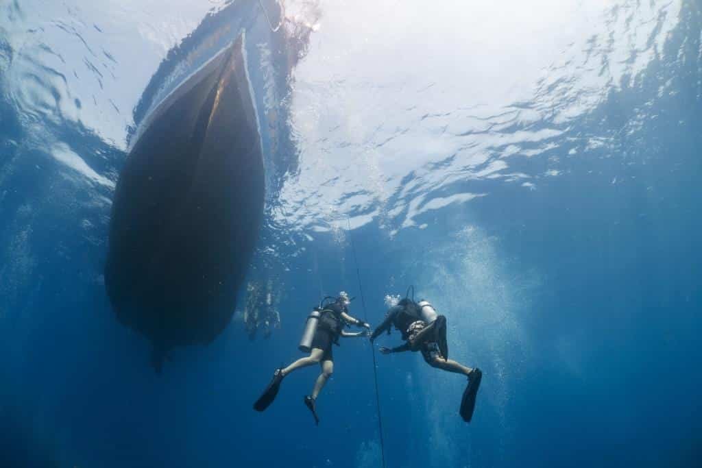 divers-on-the-line-with-boat-above