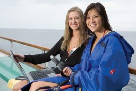 divers-with-laptop-on-the-boat