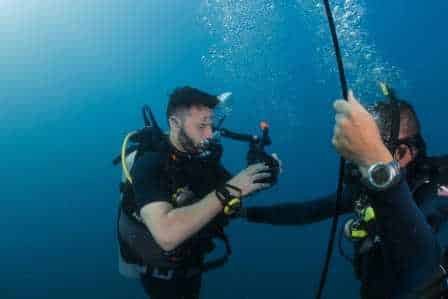 diving-instructor-with-student-practicing-skills