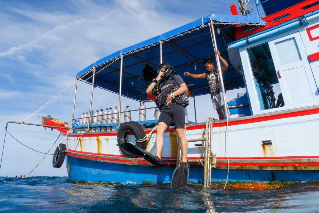 giant-stride-off-the-boat