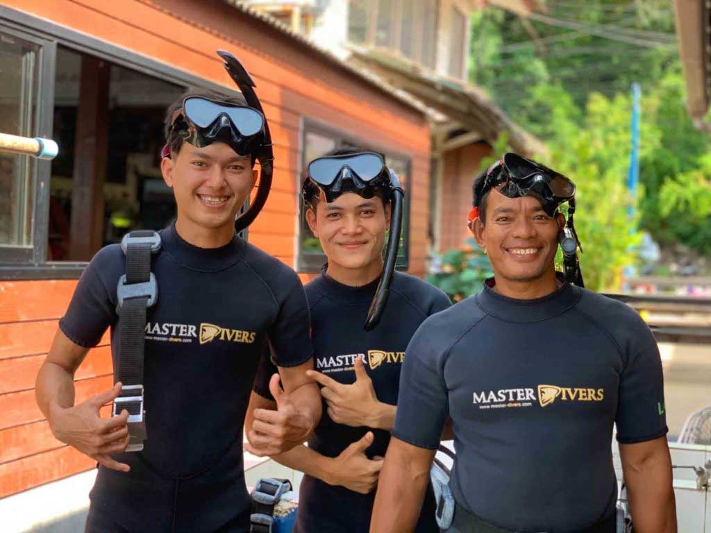 group-of-boys-before-dive