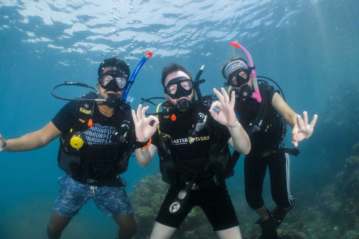 group-of-divers-ok-sign