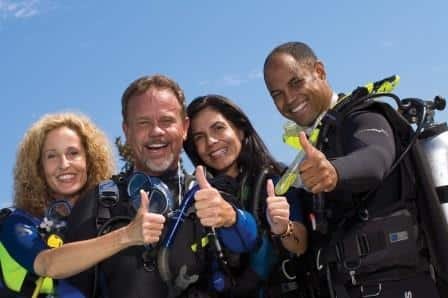 group-of-divers-thumbs-up