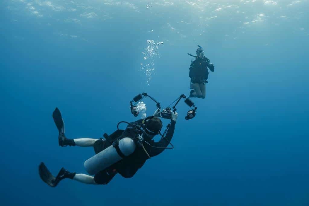 photographer-taking-a-picture-of-a-diver