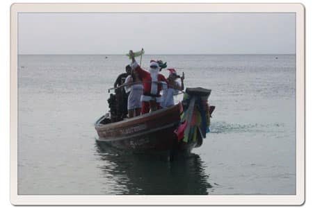 santa-arriving-on-a-longtail