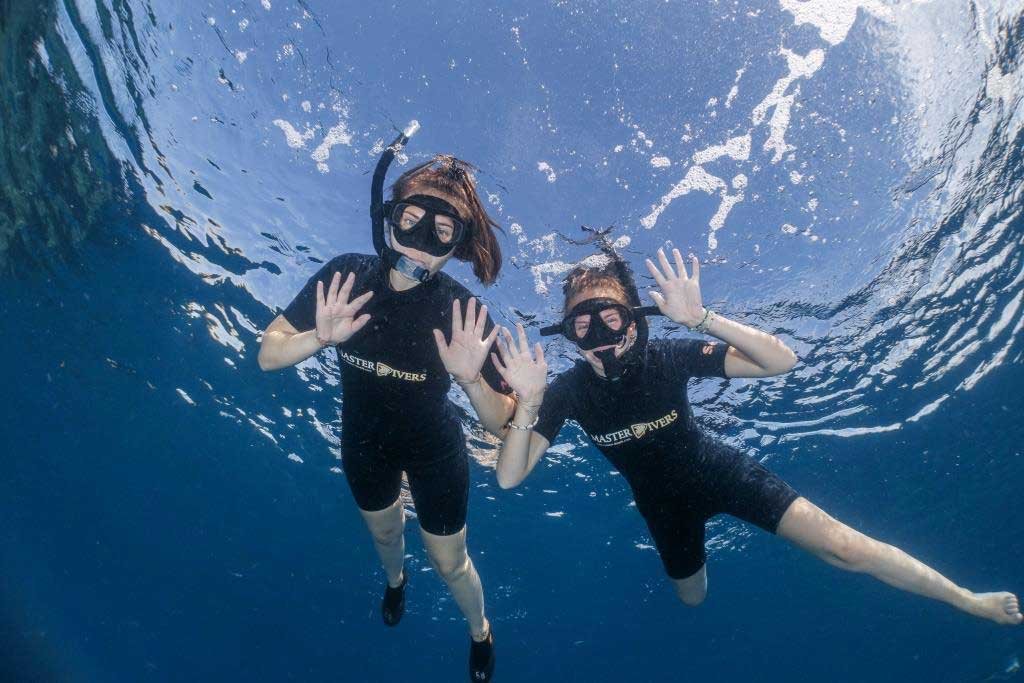 smiling-snorkellers-on-the-surface