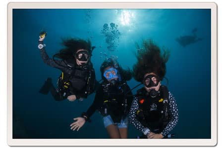 three-divers-under-water