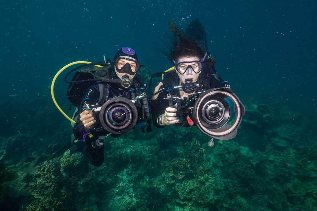 two-photographers-under-water