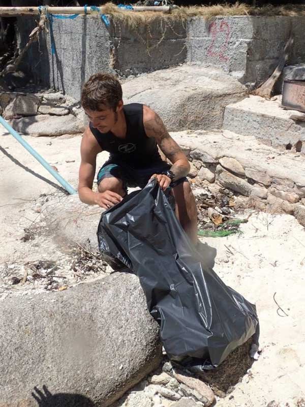 young-man-during-beach-cleanup-koh-tao