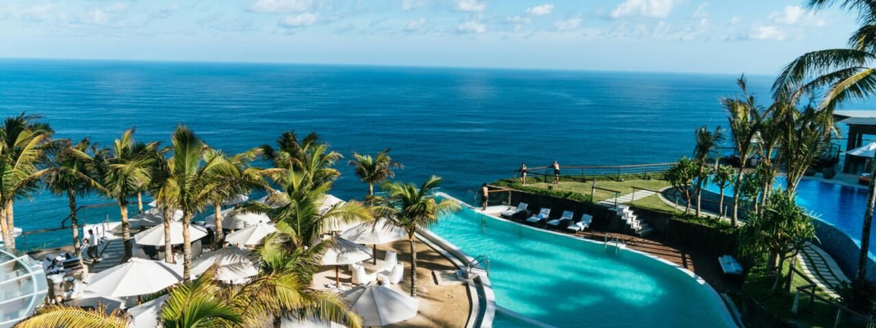 paolo-nicolello-2gOxKj594nM-unsplash luxury resort